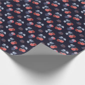 Frambozen, zwarte bessen, bladeren op blauw cadeaupapier (Hoek)