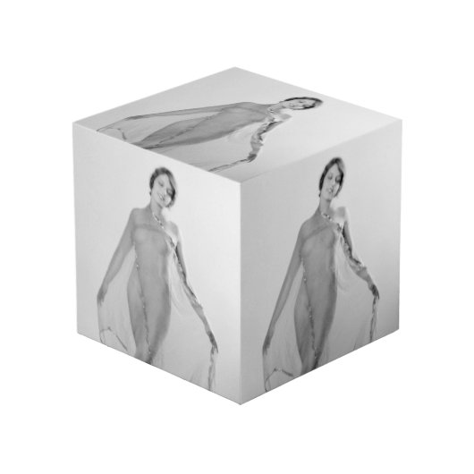 Francesca a Bella Ragazza, mooi italiaans meisje Kubus (Voorkant hoekig)