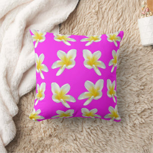 Frangipani Blush: Gele Frangipani bloeit op roze Kussen