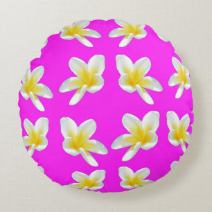 Frangipani Blush: Gele Frangipani bloeit op roze Rond Kussen