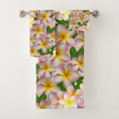 Frangipani Plumeria Bloemen op Roze Badhanddoek Se Bad Handdoek (Insitu)
