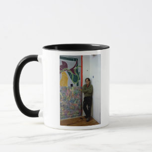 Frank Stella naast een van zijn werken Mok