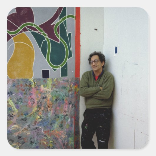 Frank Stella naast een van zijn werken Vierkante Sticker (Voorkant)