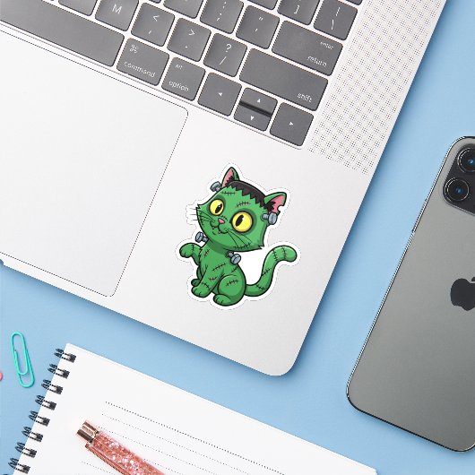 Frankenkitty – Schattigee Frankenstein kat Hallowe Sticker (Laptop met iPhone)