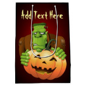 Frankenstein Monster Cartoon met pompoen Medium Cadeauzakje (Achterkant)