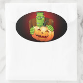 Frankenstein Monster Cartoon met pompoen Ovale Sticker (Tas)