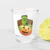 Frankenstein Monster Cartoon met pompoen Shot Glas (Voorkant)