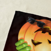 Frankenstein Monster Cartoon met pompoen Strandlaken (In situ)