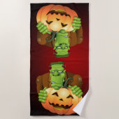 Frankenstein Monster Cartoon met pompoen Strandlaken (Voorkant)