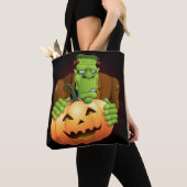 Frankenstein Monster Cartoon met pompoen Tote Bag (Dichtbij)