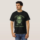 Frankenstein probeert het bij elkaar te houden t-shirt (Voorkant volledig)