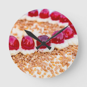 Frankfurt krooncake met kersen op bijtend hout ronde klok