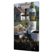 Frankrijk, Bourgogne, Chablis. Lokale wijn en Klembord (Links)