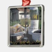 Frankrijk, Bourgogne, Chablis. Lokale wijn en Metalen Ornament (Links)