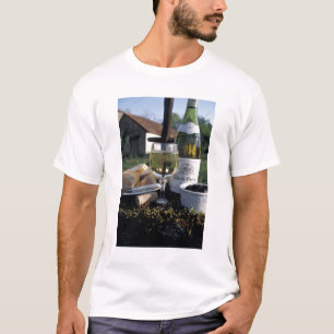 Frankrijk, Bourgogne, Chablis. Lokale wijn en T-shirt