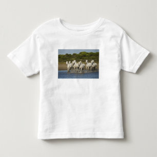 Frankrijk, Camargue. Paarden rennen door het estua Kinder Shirts