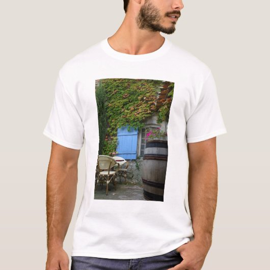 Frankrijk, Les Baux de Provence, cafO© patio T-shirt (Voorkant)