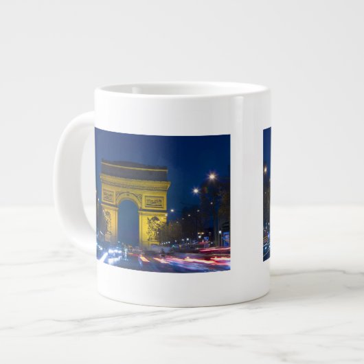 Frankrijk, Parijs. De Arc de Triomphe en de Grote Koffiekop (Links)