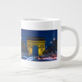 Frankrijk, Parijs. De Arc de Triomphe en de Grote Koffiekop (Rechts)