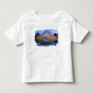 Frankrijk, Parijs. De Louvre bij schemering. Credi Kinder Shirts