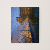 Frankrijk, Parijs. De Louvre bij schemering. Credi Legpuzzel (Verticaal)