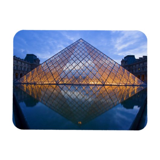 Frankrijk, Parijs. De Louvre bij schemering. Credi Magneet (Horizontaal)