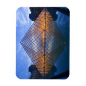Frankrijk, Parijs. De Louvre bij schemering. Credi Magneet (Verticaal)
