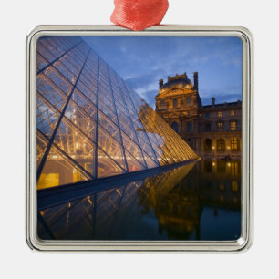 Frankrijk, Parijs. De Louvre bij schemering. Credi Metalen Ornament