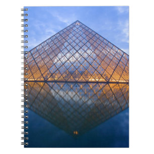 Frankrijk, Parijs. De Louvre bij schemering. Credi Notitieboek