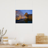 Frankrijk, Parijs. De Louvre bij schemering. Credi Poster (Keuken)