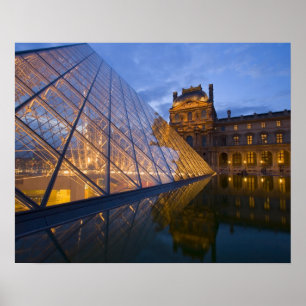 Frankrijk, Parijs. De Louvre bij schemering. Credi Poster