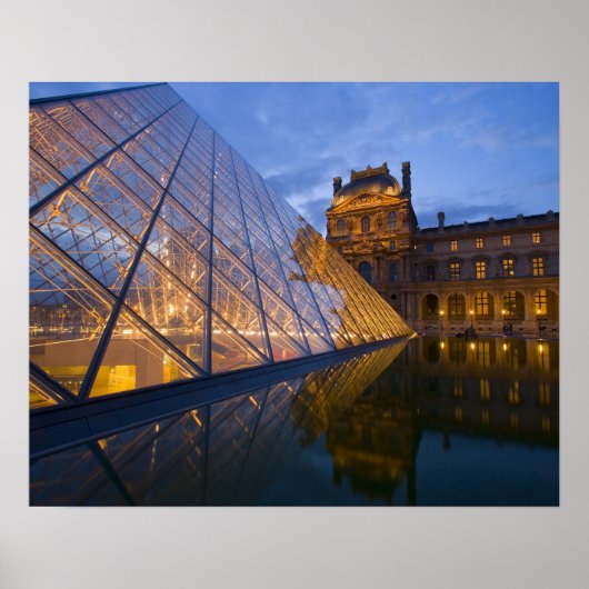 Frankrijk, Parijs. De Louvre bij schemering. Credi Poster (Voorkant)