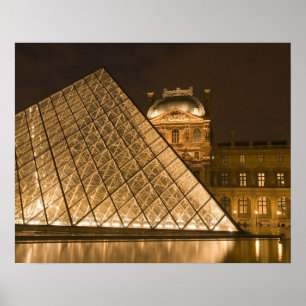 Frankrijk, Parijs. De Louvre bij schemering. Credi Poster