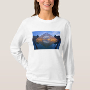Frankrijk, Parijs. De Louvre bij schemering. Credi T-shirt