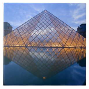 Frankrijk, Parijs. De Louvre bij schemering. Credi Tegeltje