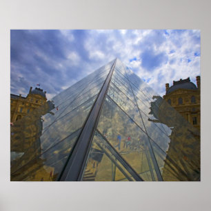 Frankrijk, Parijs. De wolken wijzen op het Louvre Poster