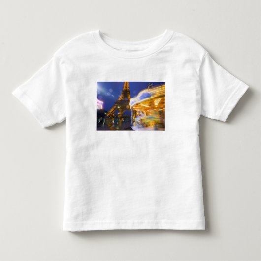 Frankrijk, Parijs. Eiffeltoren in schemerige mist Kinder Shirts (Voorkant)