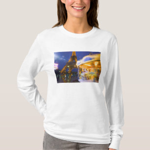 Frankrijk, Parijs. Eiffeltoren in schemerige mist T-shirt