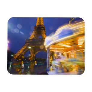 Frankrijk, Parijs. Eiffeltoren in schemermist en Magneet