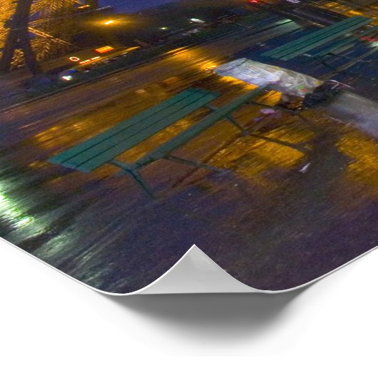 Frankrijk, Parijs. Eiffeltoren in schemermist en Poster (Hoek)