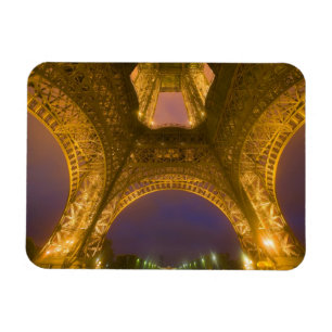 Frankrijk, Parijs. Eiffeltoren verlicht op 2 Magneet