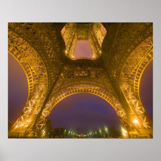 Frankrijk, Parijs. Eiffeltoren verlicht op 2 Poster (Voorkant)