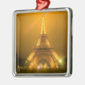 Frankrijk, Parijs. Eiffeltoren verlicht op 3 Metalen Ornament (Links)