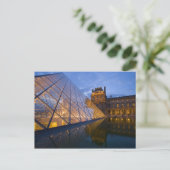 Frankrijk, Parijs. Het Louvre bij schemering. Kred Briefkaart (Staand voorkant)