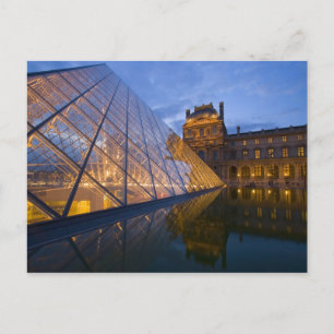 Frankrijk, Parijs. Het Louvre bij schemering. Kred Briefkaart