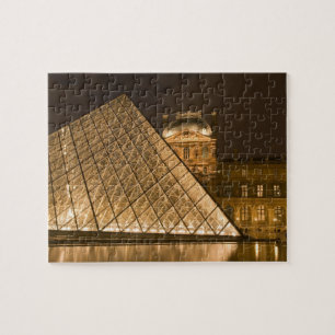 Frankrijk, Parijs. Het Louvre bij schemering. Kred Legpuzzel