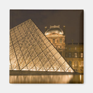 Frankrijk, Parijs. Het Louvre bij schemering. Kred Magneet