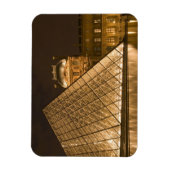Frankrijk, Parijs. Het Louvre bij schemering. Kred Magneet (Verticaal)