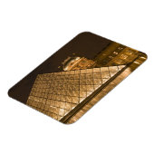 Frankrijk, Parijs. Het Louvre bij schemering. Kred Magneet (Linkerzijde)