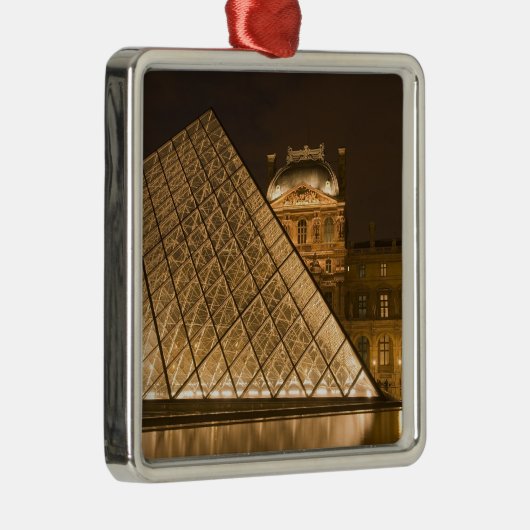 Frankrijk, Parijs. Het Louvre bij schemering. Kred Metalen Ornament (Rechts)